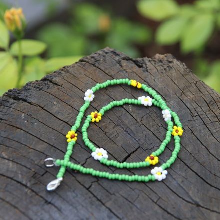 Beaded necklace - Blümchenkette mit bunten Perlen