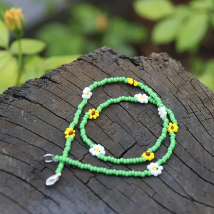 Beaded necklace - Blümchenkette mit bunten Perlen