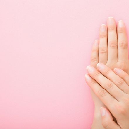 Auftragen von Nagellack bei kurzen Fingernägeln mit Lackierhilfe