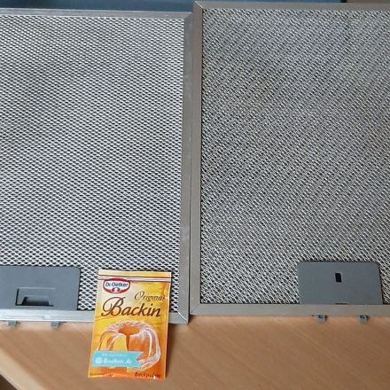 Backpulver löst Fettrückstände an Dunstabzugshaube und Gitter