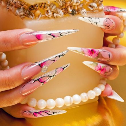 Warum habe ich manchmal weiße Flecken auf den Fingernägeln?