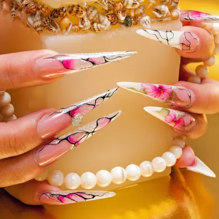 Warum habe ich manchmal weiße Flecken auf den Fingernägeln?