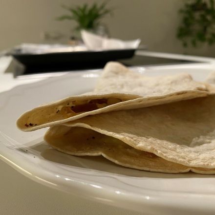 Tortilla-Wraps mit Speck und Käse aus dem Ofen
