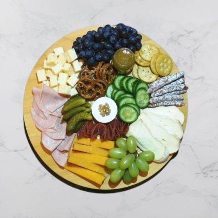 Charcuterie Board mit Salami-Rose