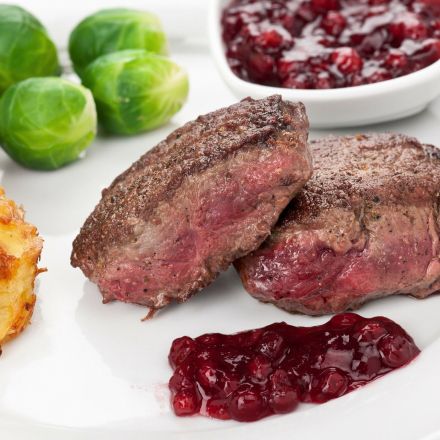 Rehrücken mit Rosenkohl, Kartoffelplätzchen & Preiselbeersoße