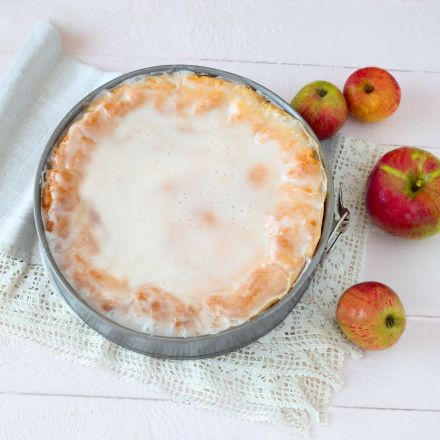Gedeckter Apfelkuchen mit Rum-Zuckerguss