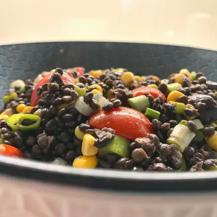 Belugalinsen-Salat mit Mais