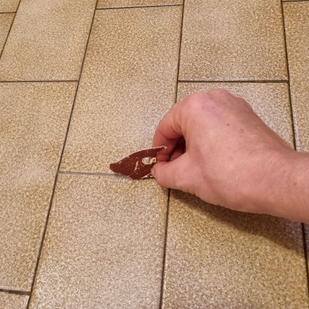 Schmutzige Fugen mit Schleifpapier säubern