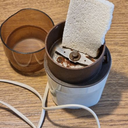 Kaffeemühle mit hartem Brot reinigen