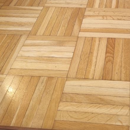 Boden mit schwarzem Tee reinigen