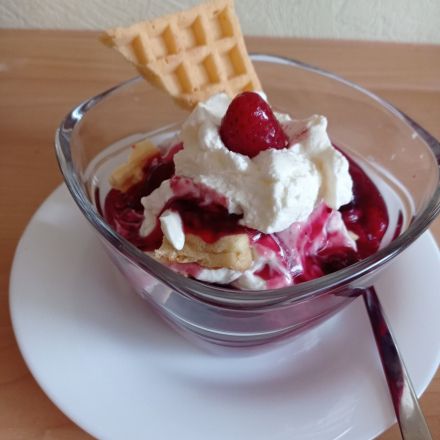 Quarkspeise mit Roter Grütze