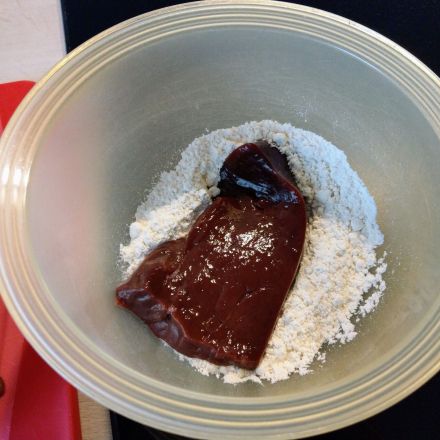 Fleisch einfach in Schüsseln panieren