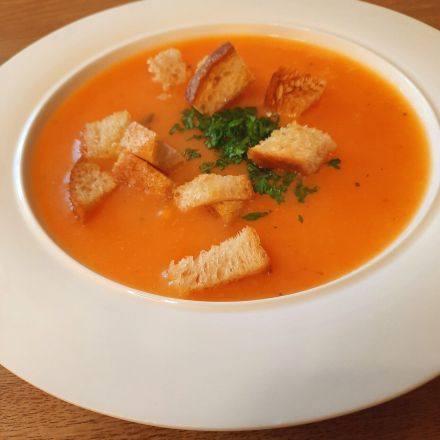 Karotten-Kartoffelsuppe mit Croûtons