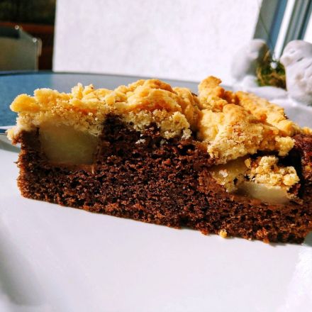Russischer Birnenkuchen mit Rum und Kakaoboden