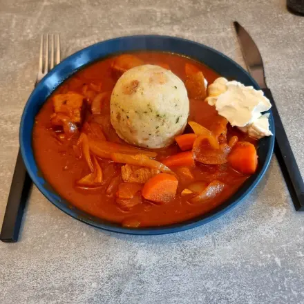 Saftiges Tomatengulasch vom Schwein