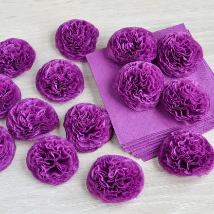 Oster-Deko basteln - bunte Papierblumen aus Servietten