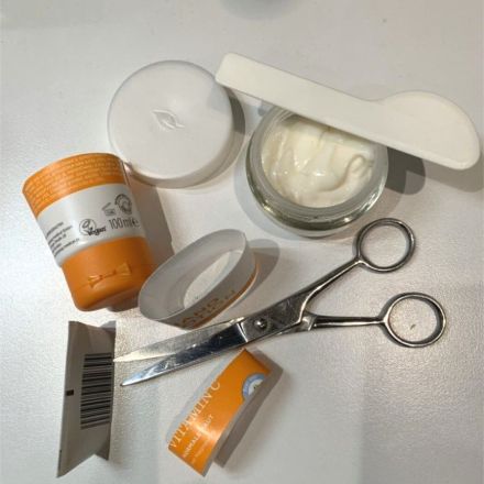 Kosmetikreste aus Plastiktuben komplett nutzen