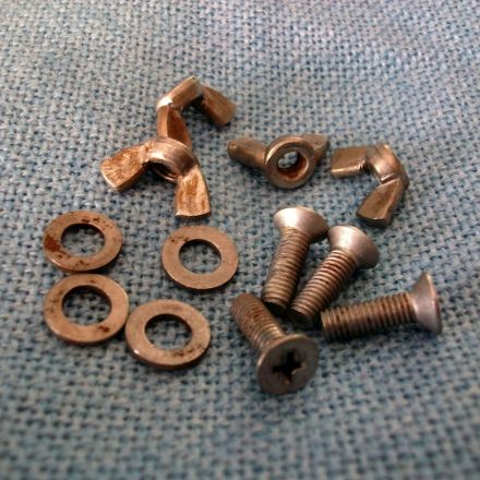 Schraube mit Flügelmutter von hartnäckigem Rost befreien