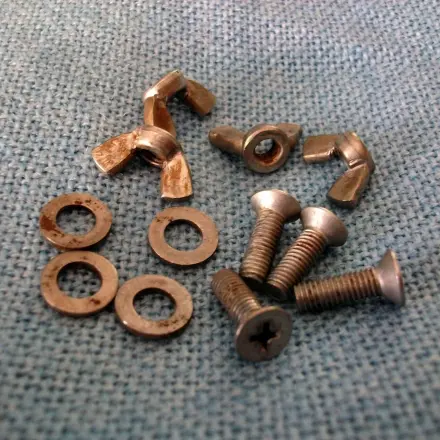 Schraube mit Flügelmutter von hartnäckigem Rost befreien