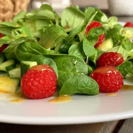 Feldsalat mit Himbeeren, Gurke & Honig-Senf-Dressing