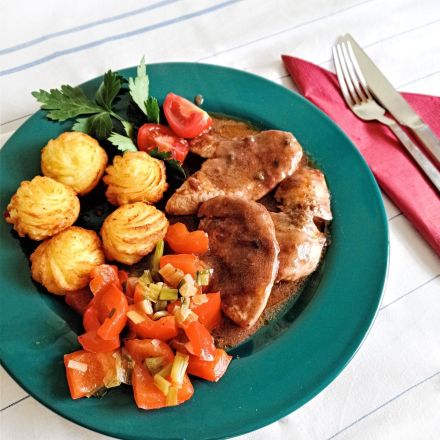 Putenfilet mit Rotwein-Pfeffersoße