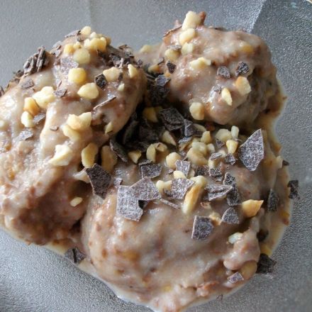 Bananeneis mit Schokolade und Haselnusskernen aus der Eismaschine