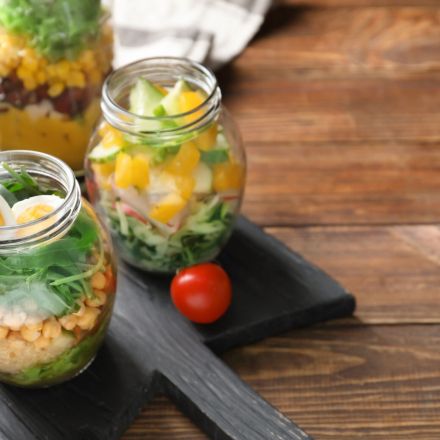 Salat to go - knackig & leicht mit Avocado-Dressing