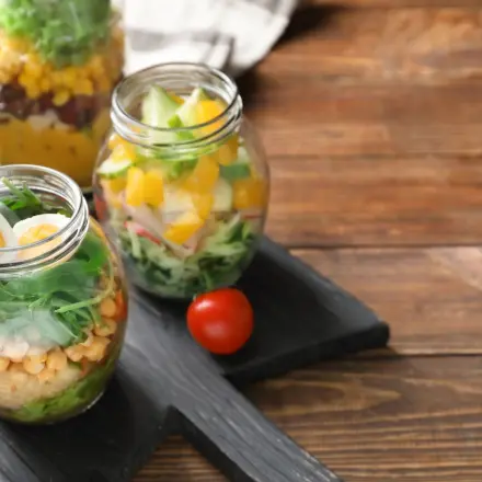 Salat to go - knackig & leicht mit Avocado-Dressing