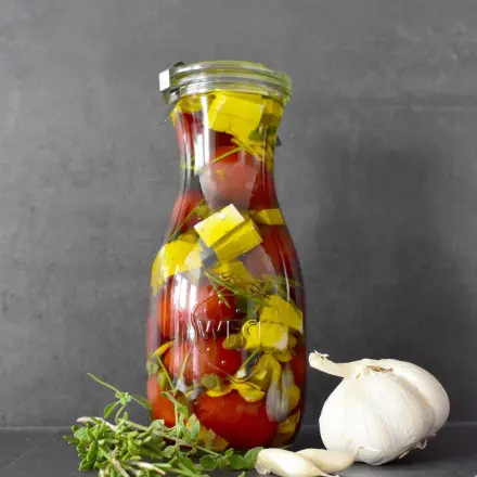 Eingelegte Cherrytomaten mit Feta & Kräutern