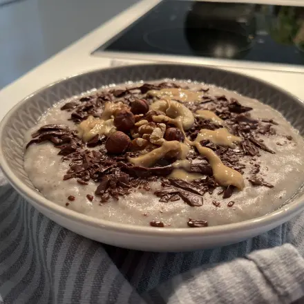 Kalorienarme Bananen-Milchreis-Variante ohne Zucker