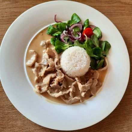 Geschnetzeltes mit Reis und Feldsalat