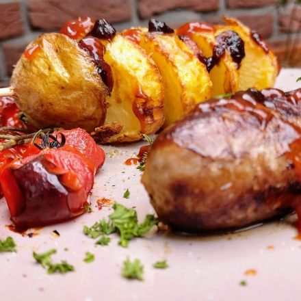 Gegrillte Kartoffelspieße mit Tomate & Bratwurst