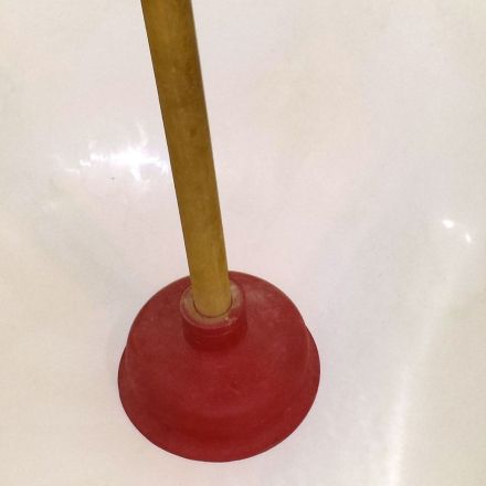 Abfluss reinigen mit Pömpel