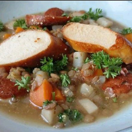 Linsensuppe mit Weißwürsten