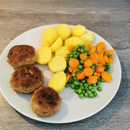 Frikadellen mit Beilagen - fertig vs. frisch