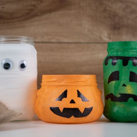 Halloween-Windlichter aus Altglas selber machen