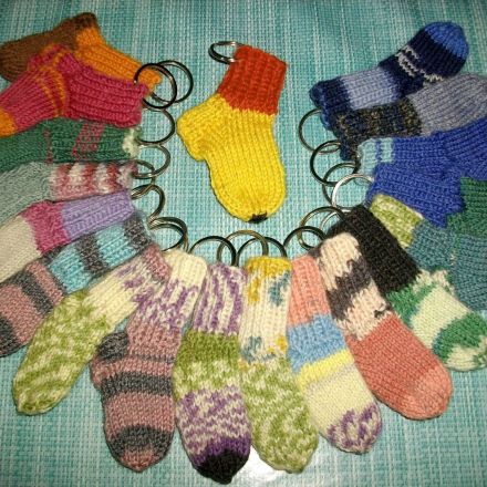 Mini-Socken stricken für Schlüsselanhänger - Anleitung