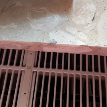 Löcher in Fensterbank (z.B. Marmor) mit Spachtelmasse reparieren