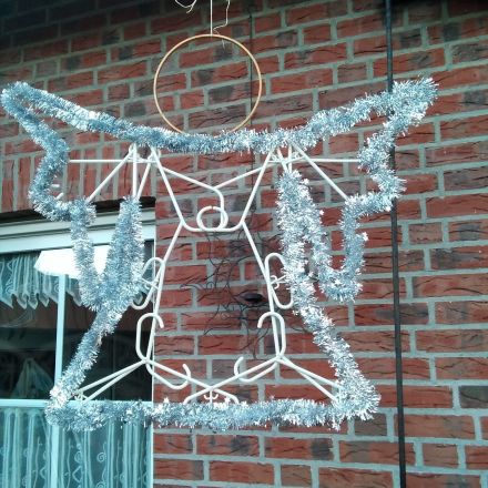 Weihnachtsdekoration: Engel aus Kleiderbügeln