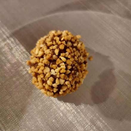 Kuchenreste verwerten: Schokokugeln selber machen mit Glasur