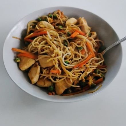 Mie-Nudeln mit Huhn, Gemüse, Ananas und Sesam