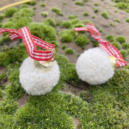 Christbaumkugeln aus Pompoms