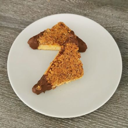 Saftige Nussecken mit Mandeln und Marzipan