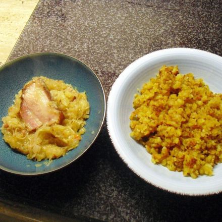 Kartoffelsterz mit Sauerkraut und Speck