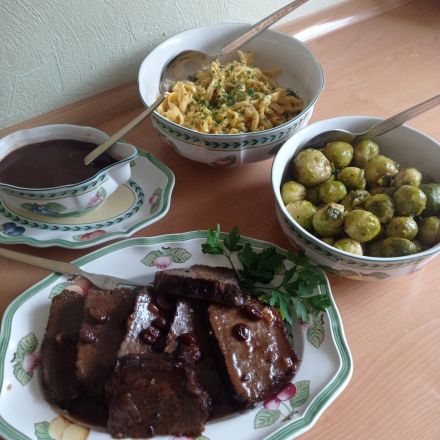 Sauerbraten auf schwäbisch-badische Art mit Spätzle und Rosenkohl