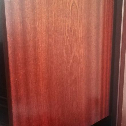 Mahagoni mit WD-40 reinigen, aufhellen und auf Hochglanz bringen