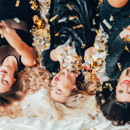 Mottoparty-Themen: 7 lustige Ideen für die WG-Party