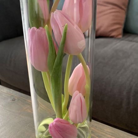 Tulpen kreativ in der Vase arrangieren