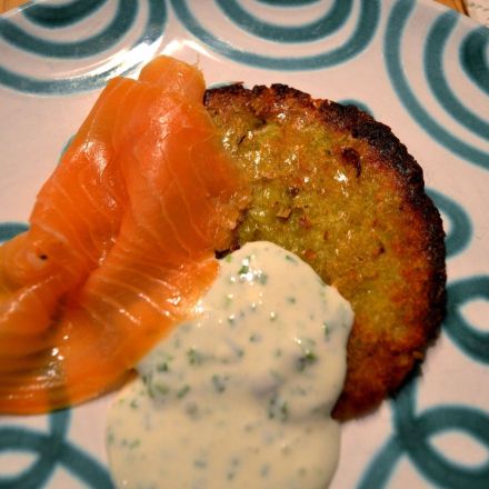Rösti selber machen - mit geräuchertem Lachs und Rahm-Dip