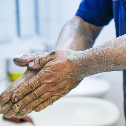 Ölige Hände mit Bodylotion reinigen